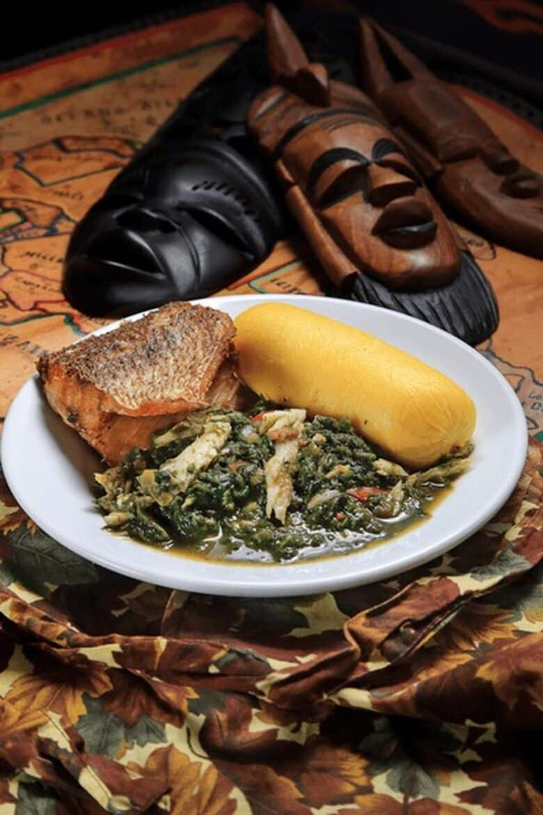 Calulu de peixe com quiabos e folhas verdes